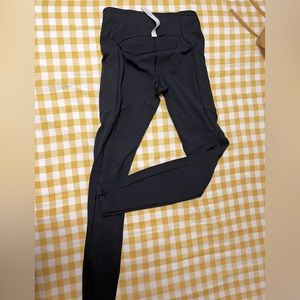 US4 Lululemon Black Yoga Leggings: Stylish, Functional, and Almost New!
